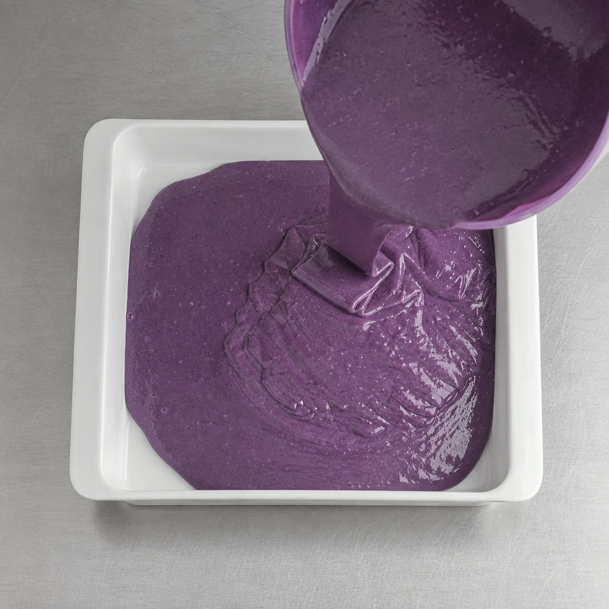 Violetti ube-kakkutaikina kaadettu vuokaan, valmis uuniin | Ube Nolia