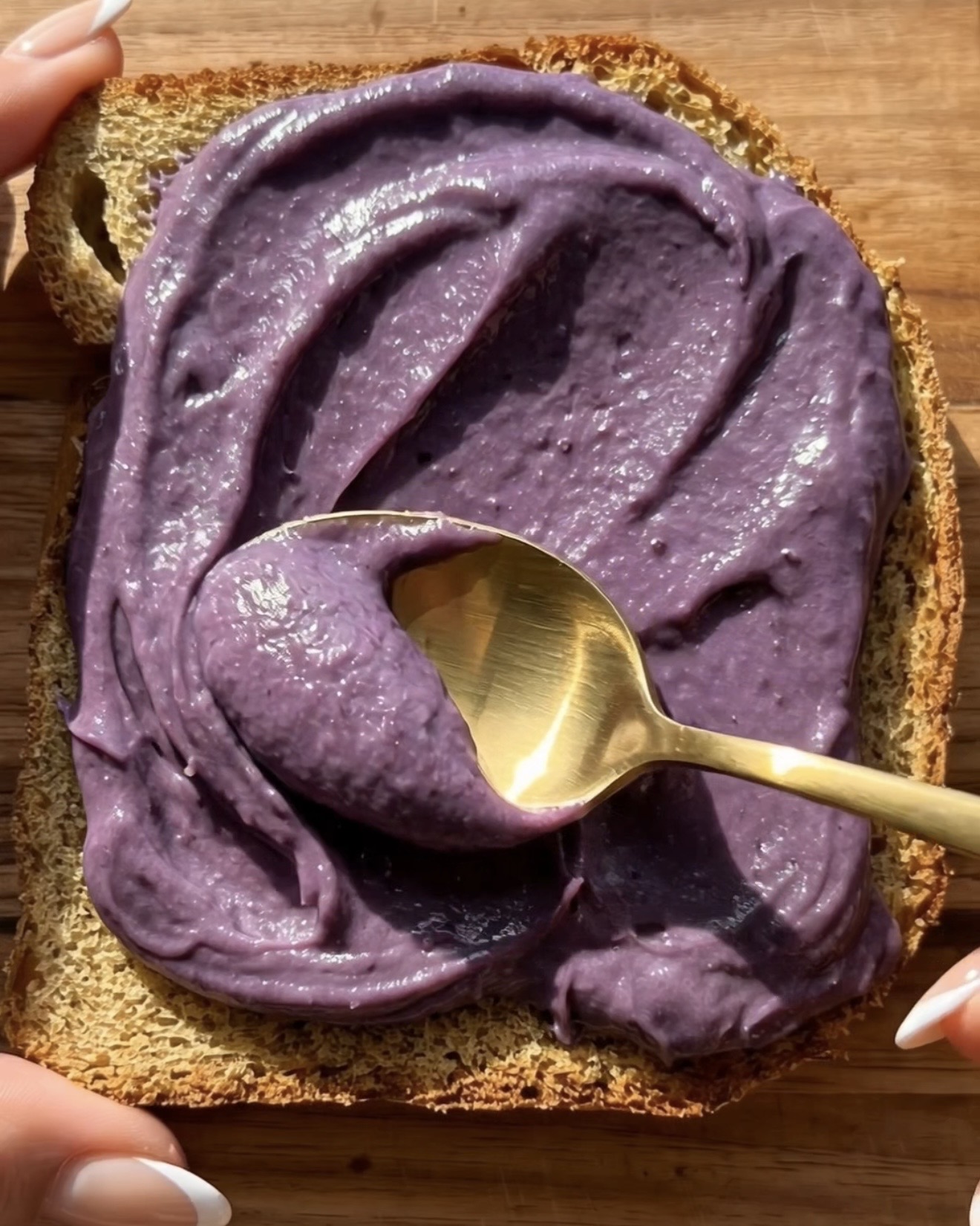 Paras Ube-mangopaahdetun leivän resepti – Runsaan kerroksen purppuraa ube (purppurajami) halayaa levitetään paahdetun hapanjuurileivän päälle | Ube Nolia