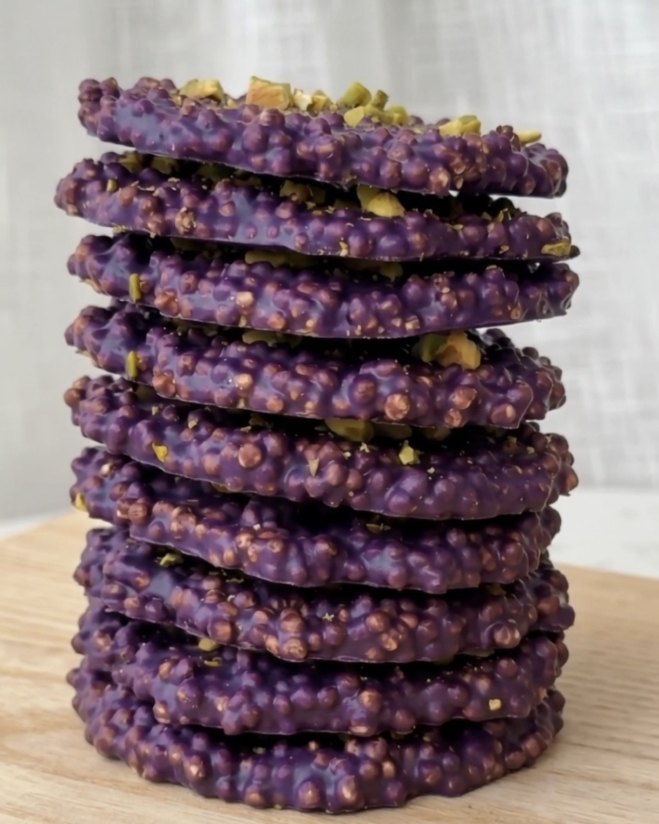 Ube-Pistaasi Quinoa-palat: Terveellinen "no-bake" -violetti välipala