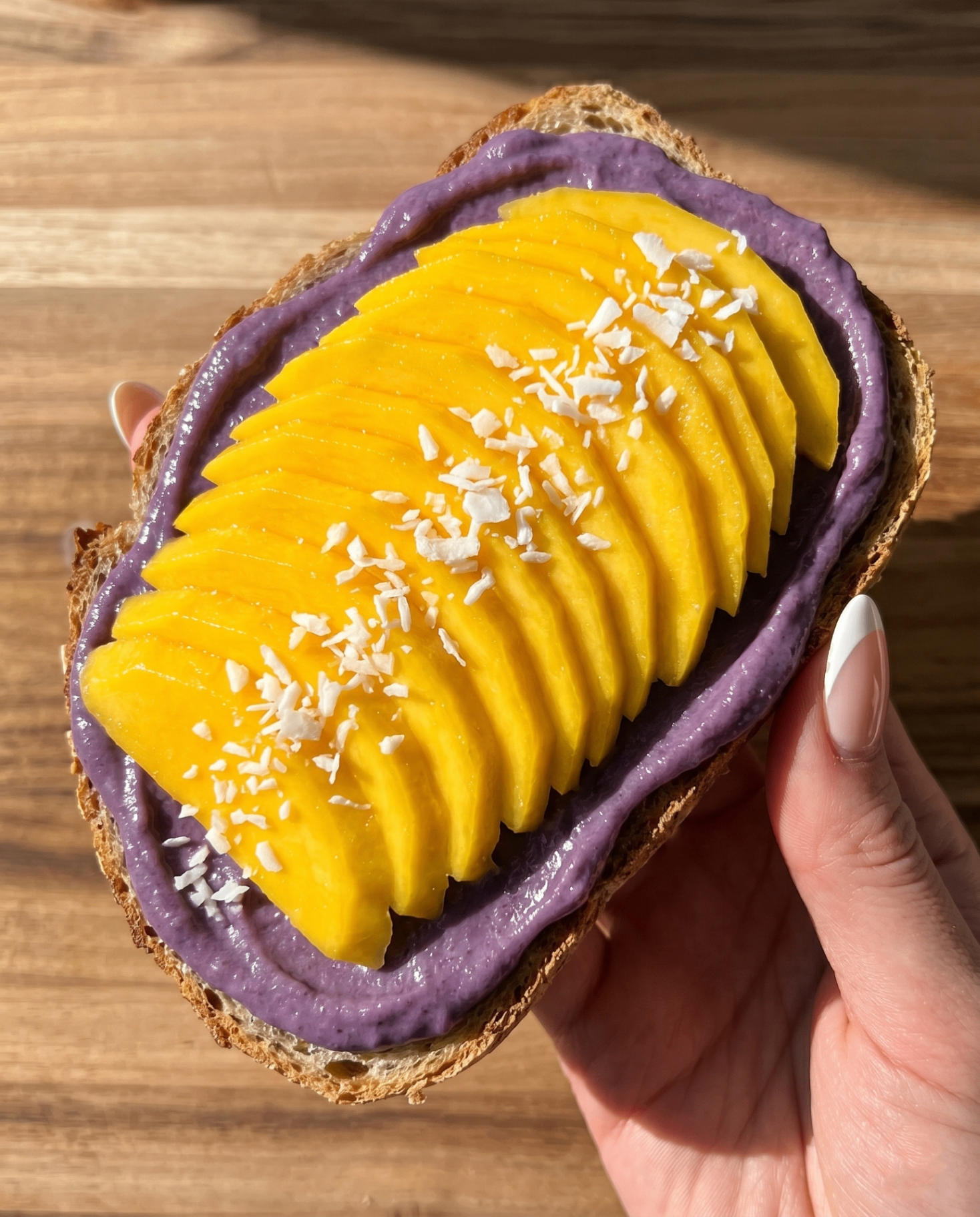 Ube Mango Toast kookoksella: 5-minuuttinen violetti aamiainen