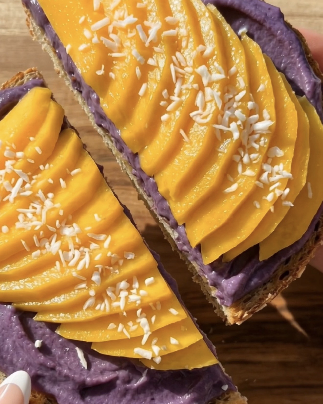 Paras Ube-mangopaahdetun leivän resepti – Kaksi ube-mangopaahdettua leipää vierekkäin: hapanjuurileipä purppuralla ube halayalla, viuhkamaisesti aseteltu keltainen mango | Ube Nolia