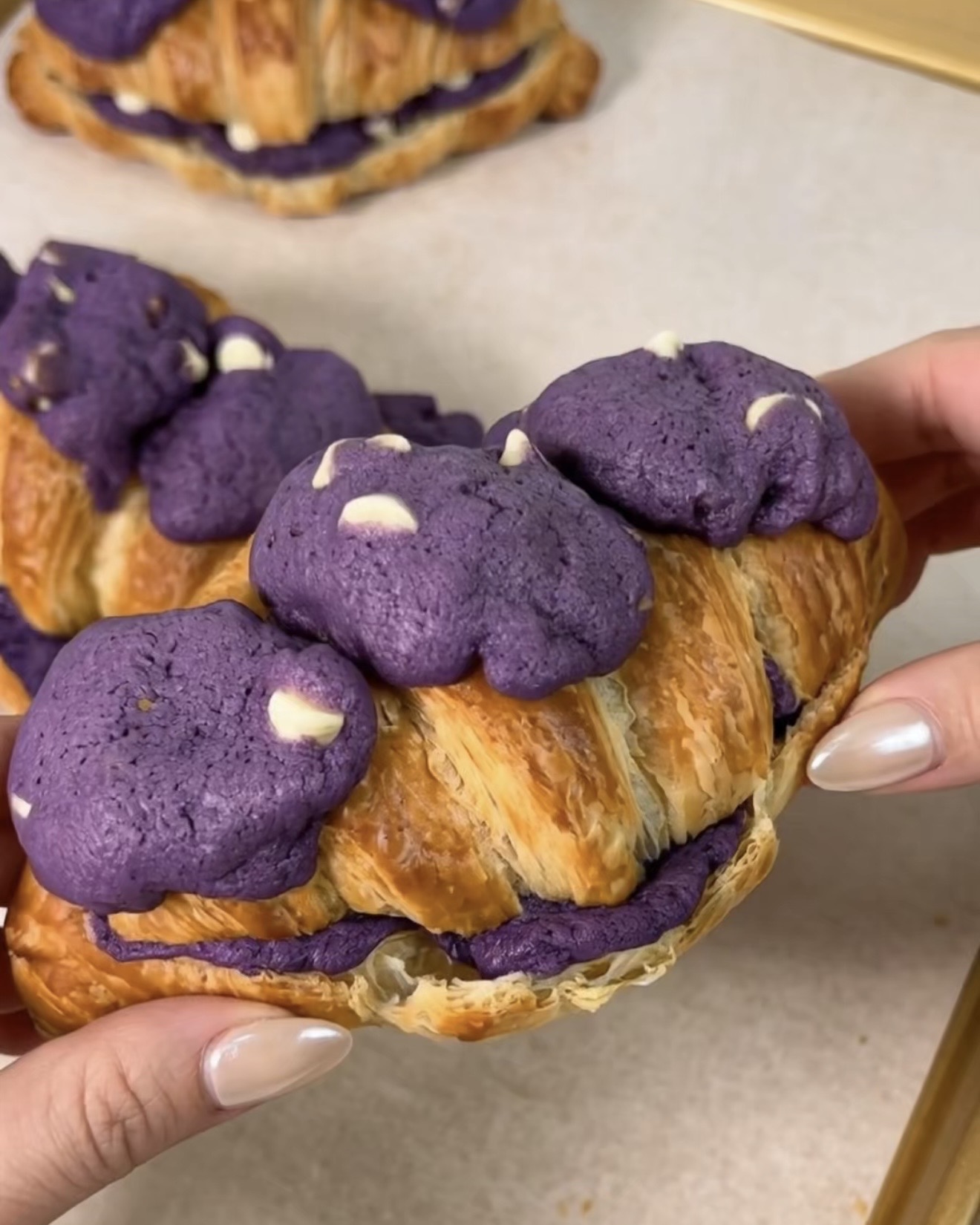 Ube Crookie: Viraalinen croissant täytetty ube-keksitaikinalla