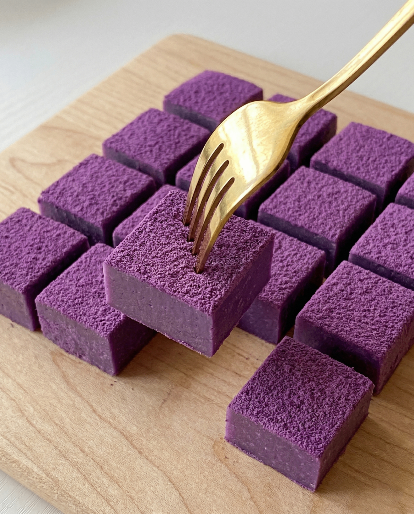 Ube-valkosuklaafudgepalat