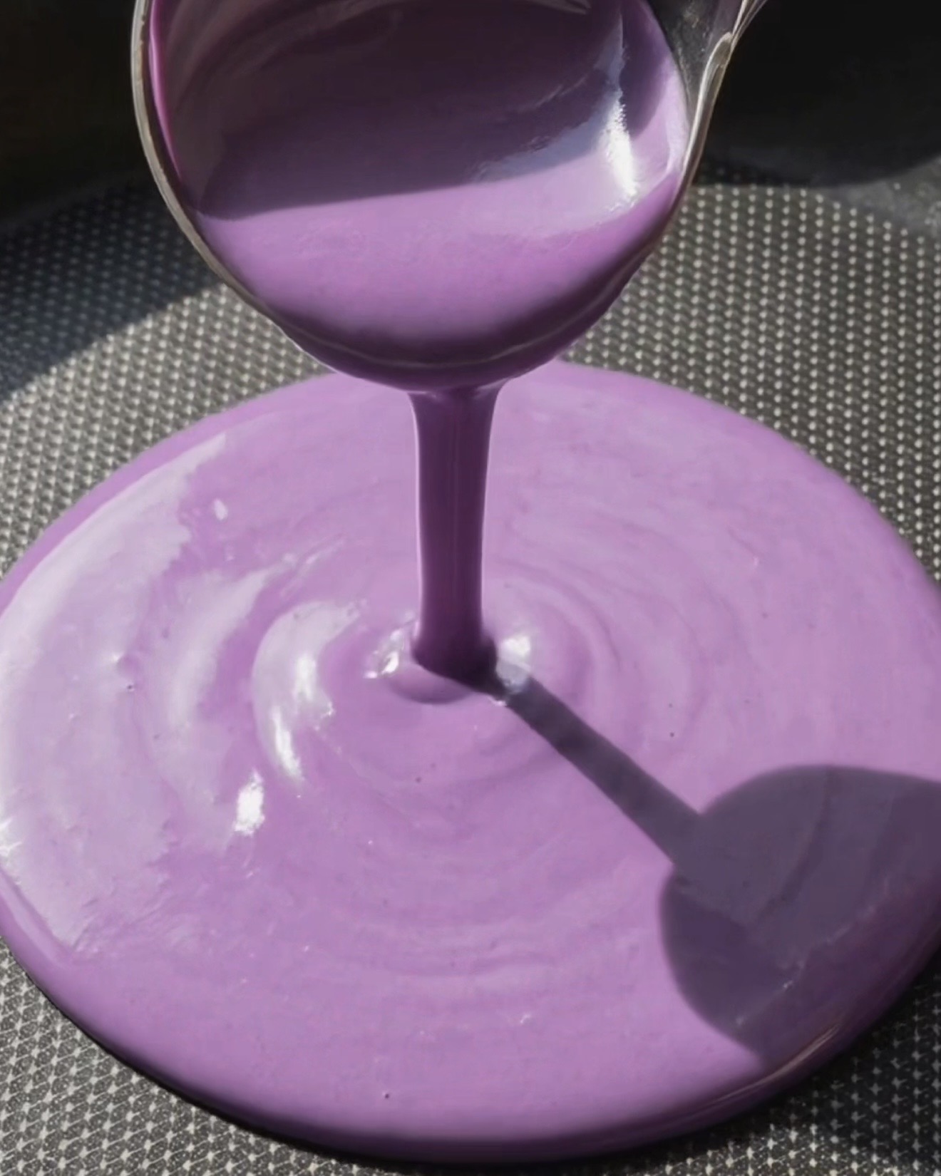 Sileä violetti ube-lettutaikina dadar gulungiin sekoituskulhossa Ube Nolia ubejauheista valmistettuna