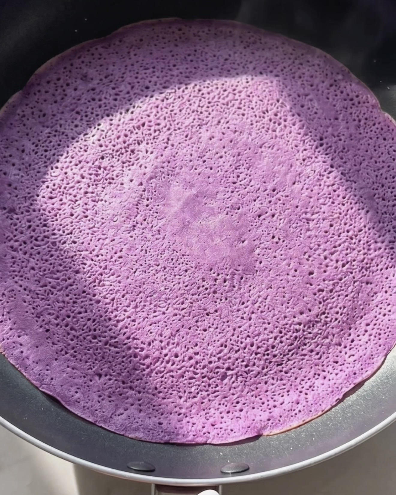 Ohuiden violettien ube dadar gulung -lettujen paistaminen tarttumattomalla pannulla