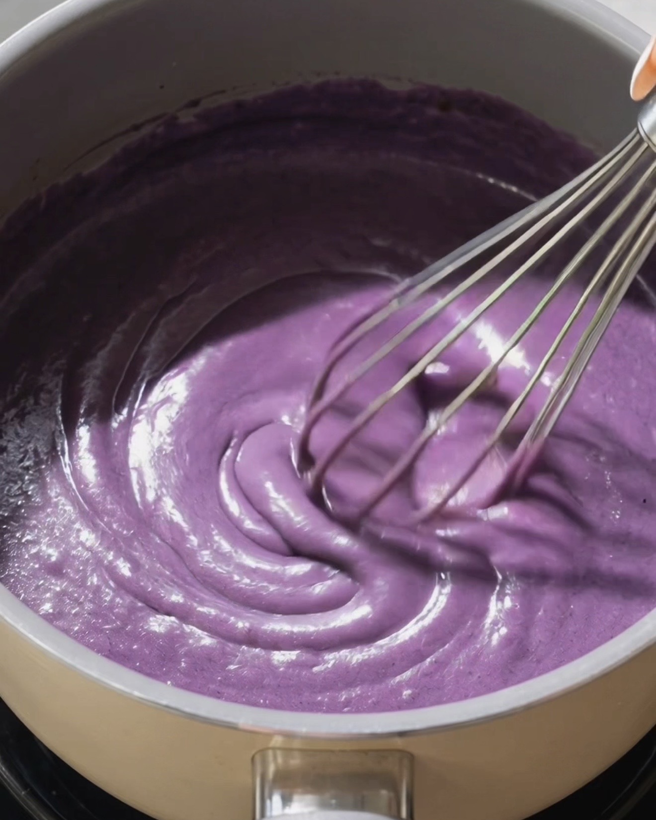 Valmis paksu, kiiltävä violetti ube halaya -kerma täyte ube dadar gulung -lettuja varten