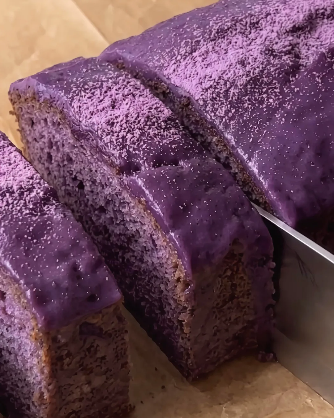 Viipaloitu ube banana bread kiiltävällä ube-kuorrutuksella | Ube Nolia