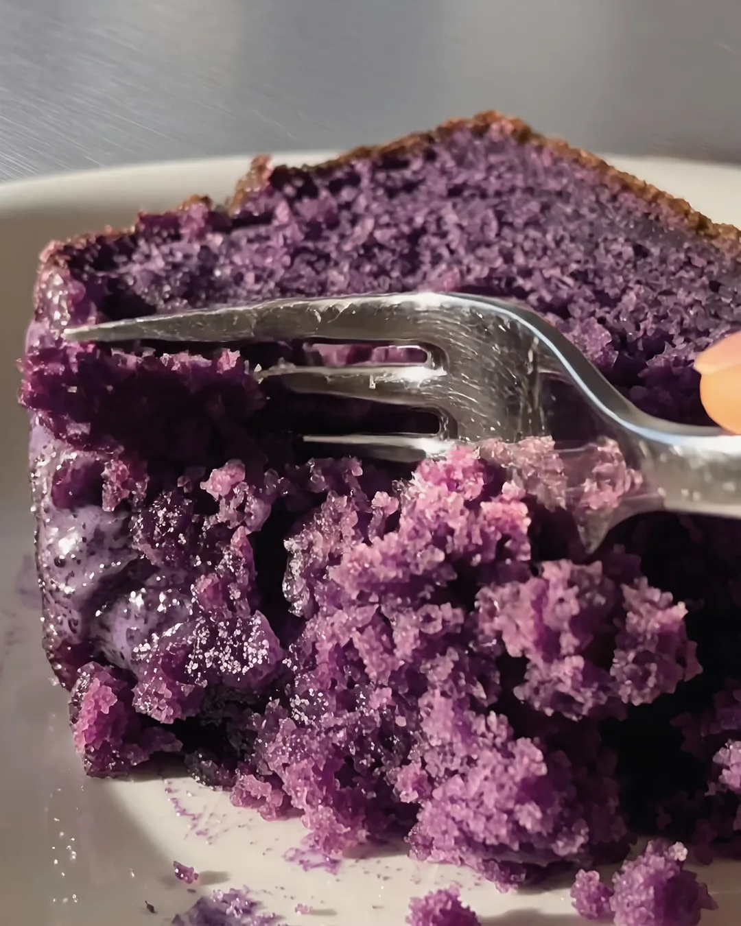 Haarukka leikkaa meheään ube banana breadin palaan | Ube Nolia