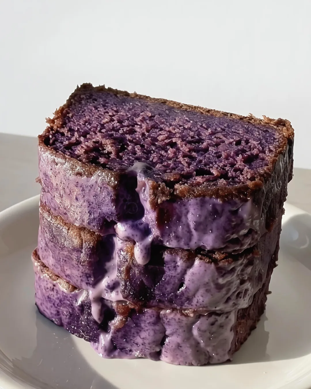 Erittäin kostea ube banana bread purppuralla ube-kuorrutteella