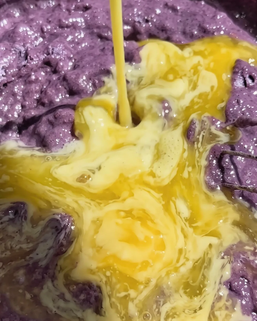 Kanamunat lisätään violettiin ube banana breadin taikinaan | Ube Nolia