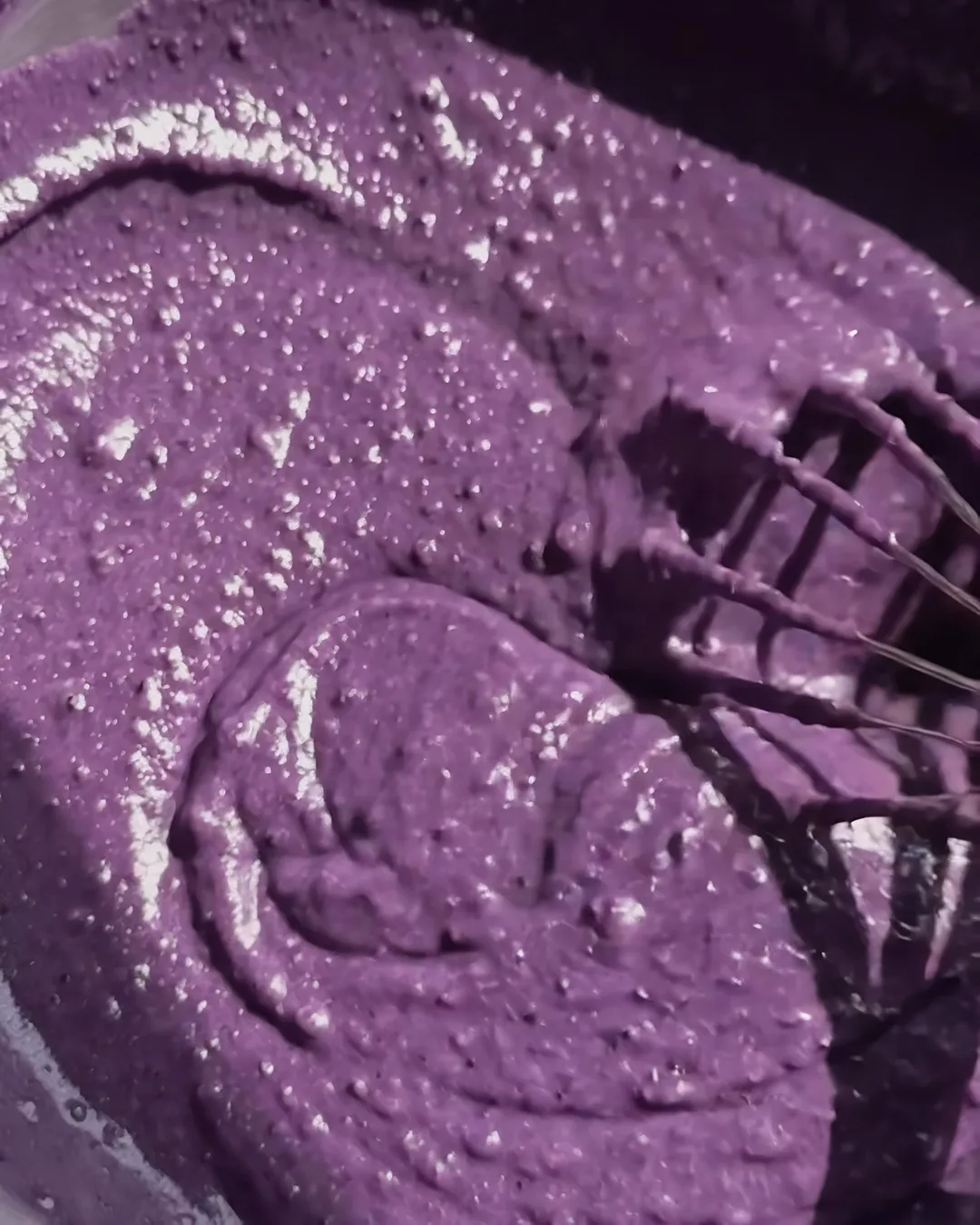 Sileä violetti ube banana breadin taikina valmis uuniin | Ube Nolia