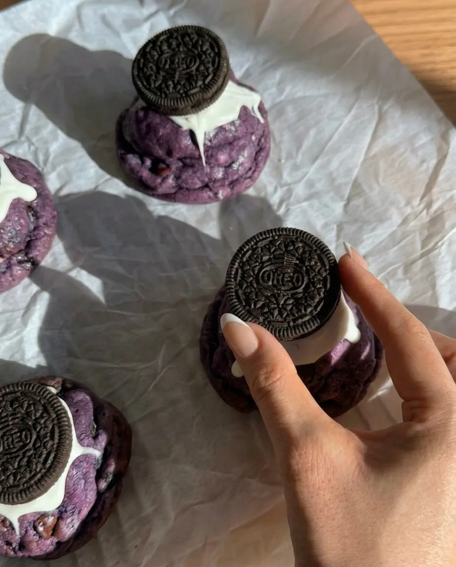 Paistetut ube Oreo -keksit New York -tyyliin kokonaisilla Oreosilla painettuina päälle ja valkosuklaa valuen